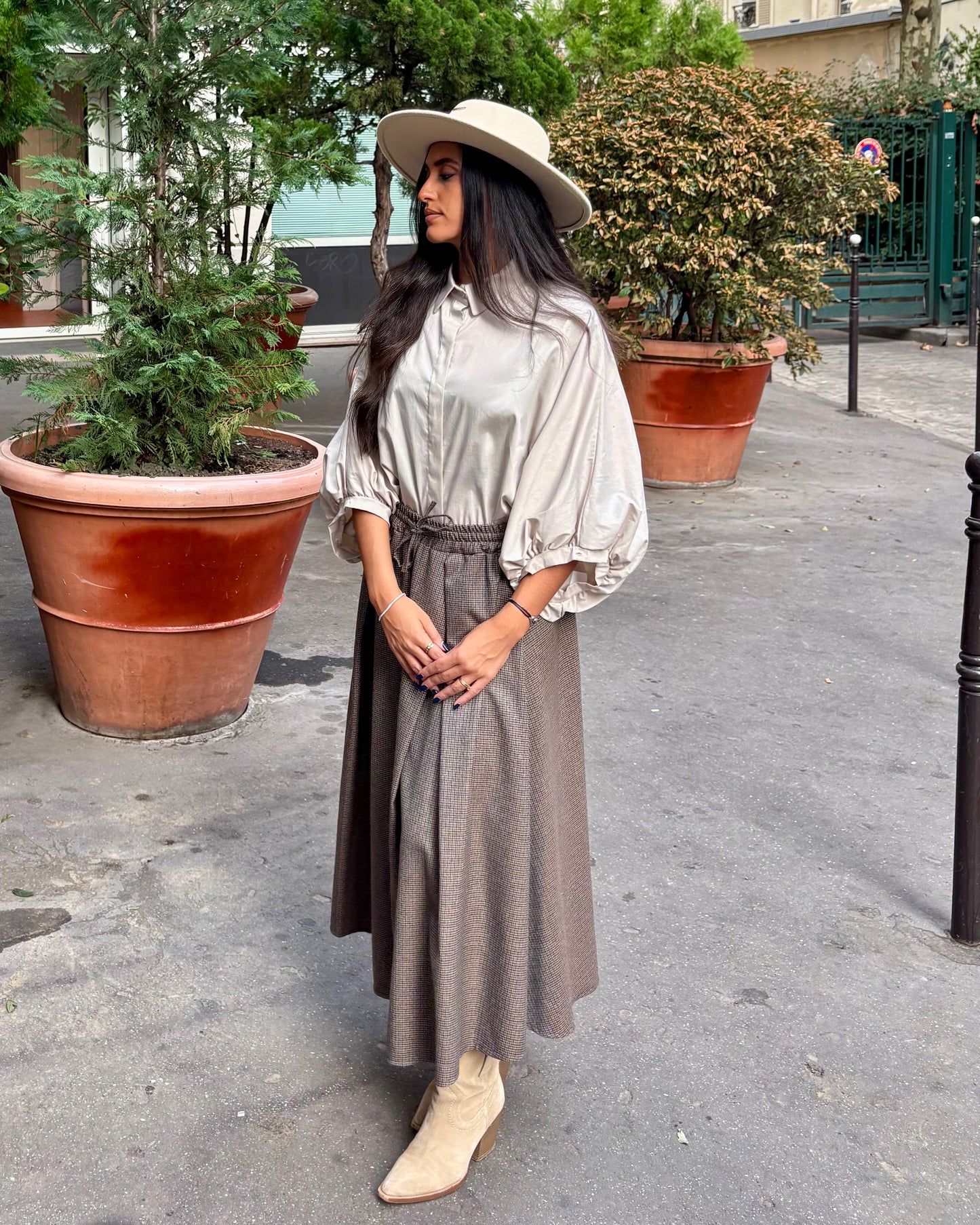 Jupe longue plissée micro-carreaux taupe avec ceinture élastique et cordon – OR SHÉLI