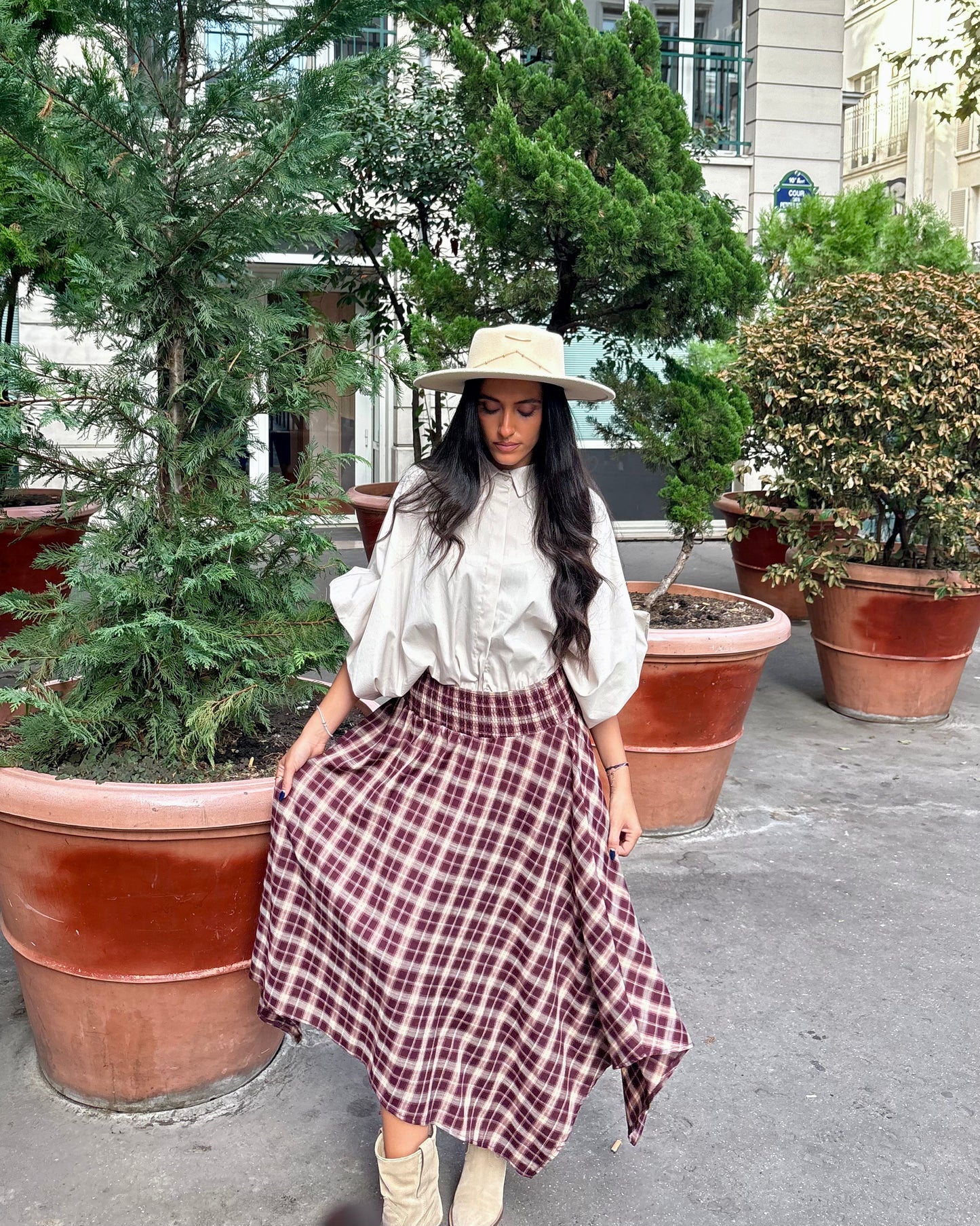 Jupe asymétrique smockée carreaux bordeaux et beige – OR SHÉLI