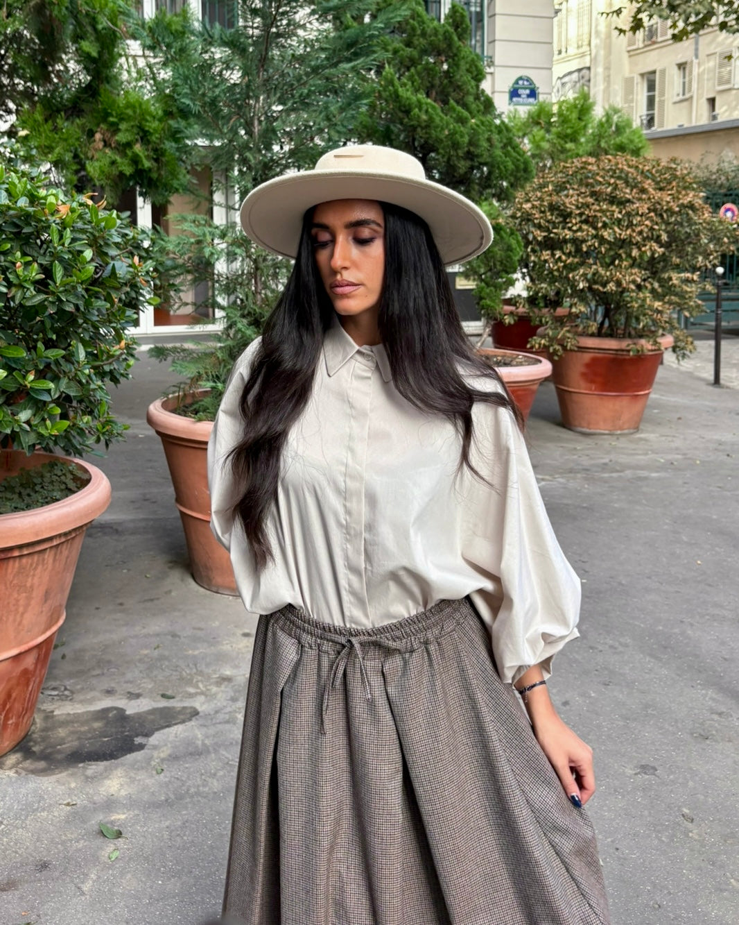 Jupe longue plissée micro-carreaux taupe avec ceinture élastique et cordon – OR SHÉLI