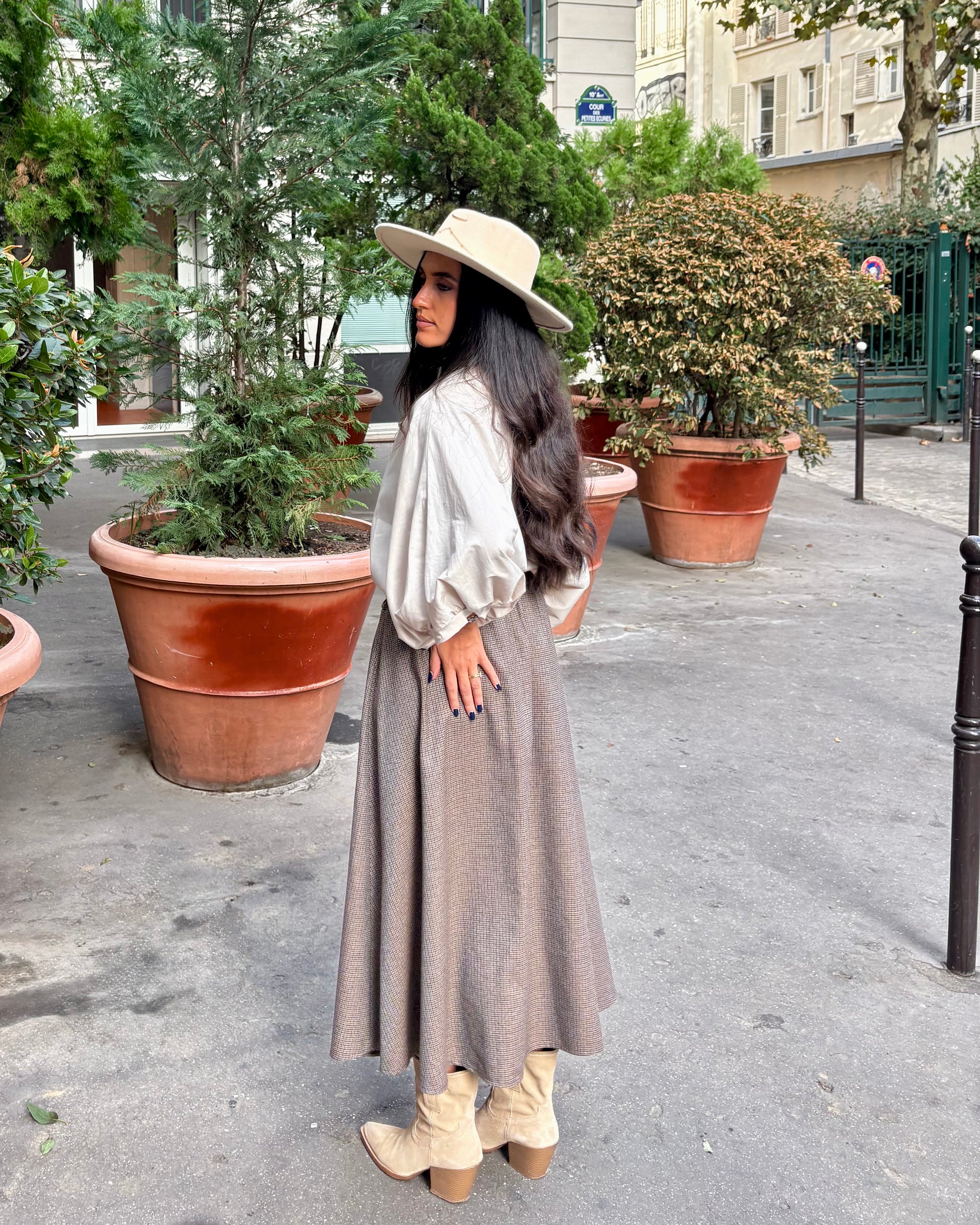 Jupe longue plissée micro-carreaux taupe avec ceinture élastique et cordon – OR SHÉLI