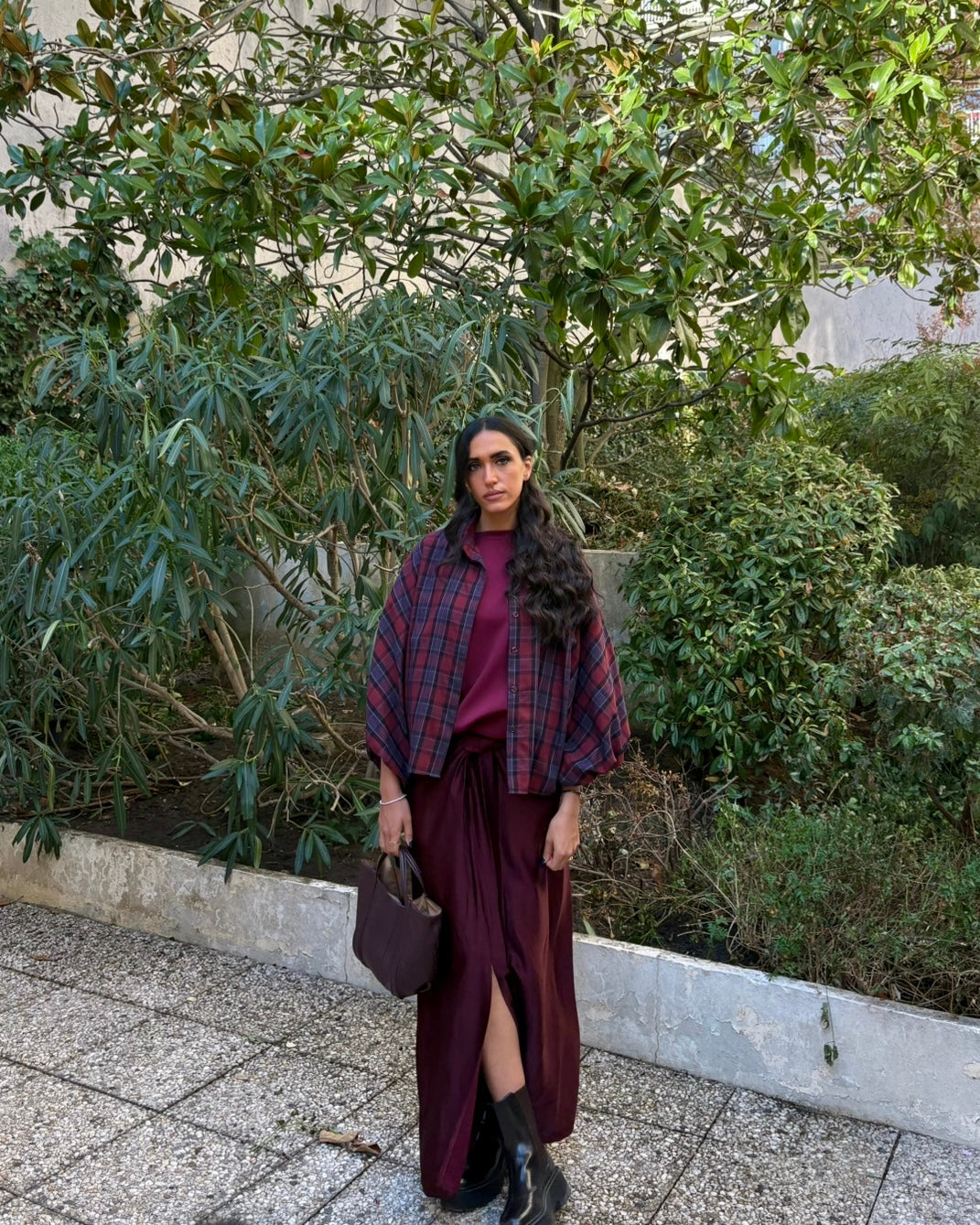 Jupe paréo longue en satin bordeaux avec fente et nœud à nouer – OR SHÉLI