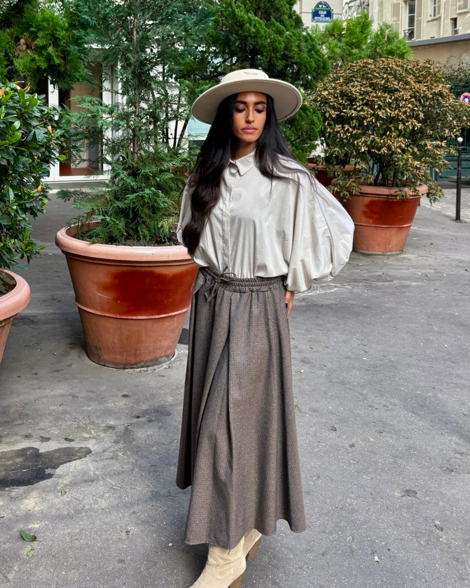 Jupe longue plissée micro-carreaux taupe avec ceinture élastique et cordon – OR SHÉLI
