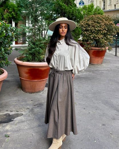 Jupe longue plissée micro-carreaux taupe avec ceinture élastique et cordon – OR SHÉLI