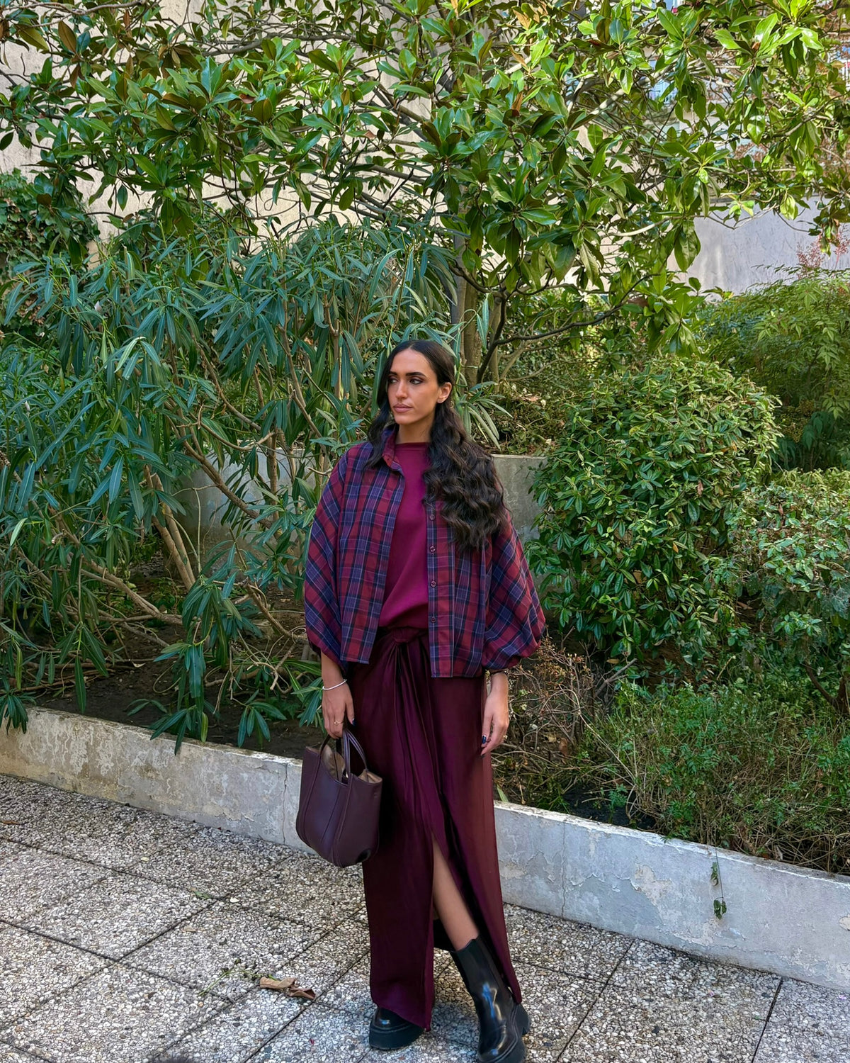 Jupe paréo longue en satin bordeaux avec fente et nœud à nouer – OR SHÉLI