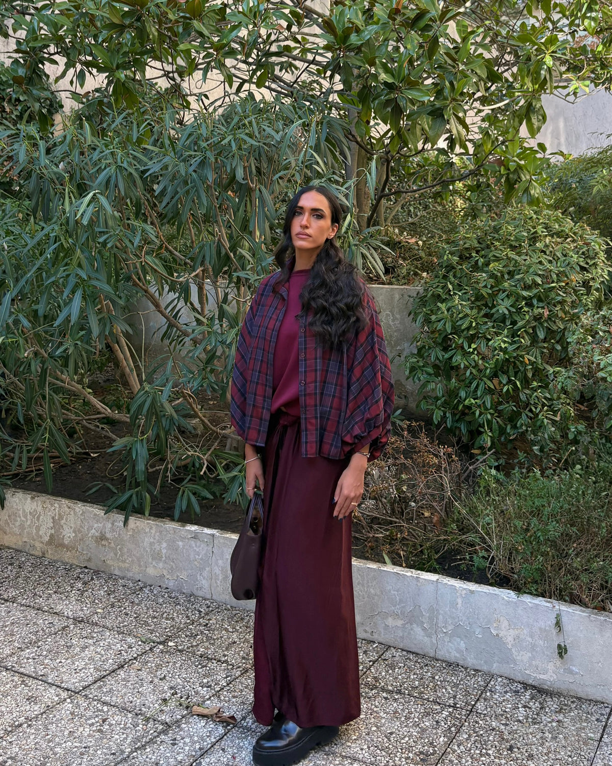 Jupe paréo longue en satin bordeaux avec fente et nœud à nouer – OR SHÉLI